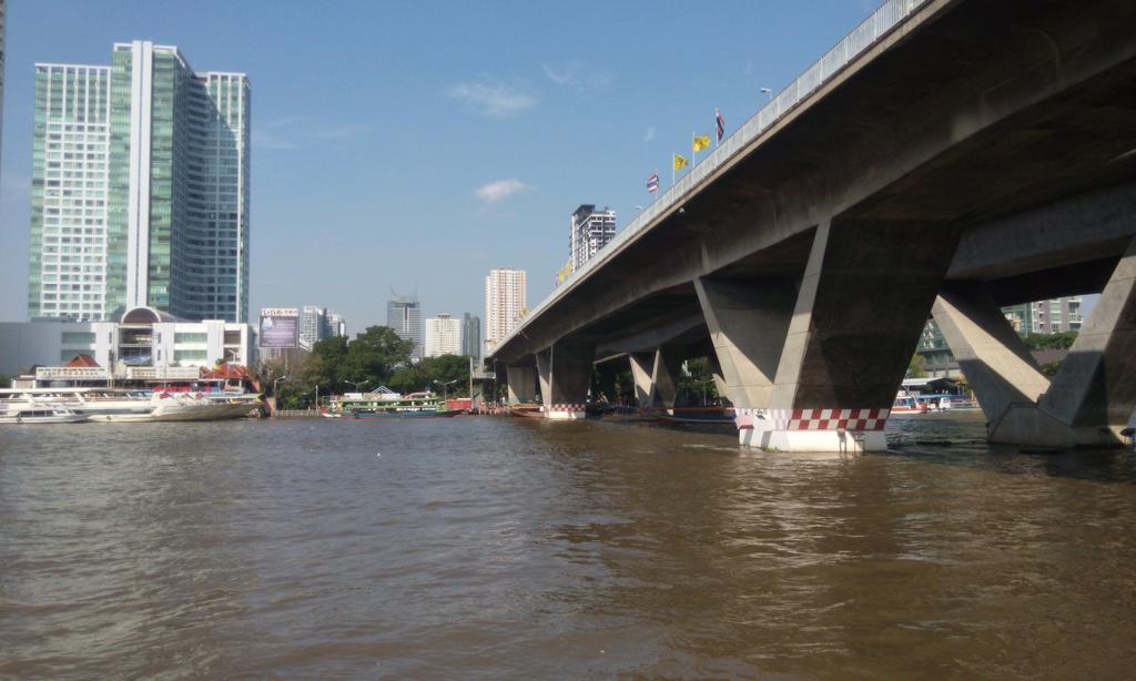 Baan Sathorn Riverfront Bangkok Zimmer foto